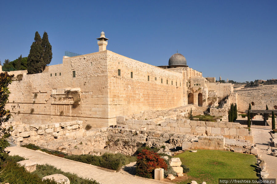 Угол стены, где сохранились следы укрепления крепости в период правления Ирода Великого (выступы плит слева от угла в средней части стены). Иерусалим, Израиль