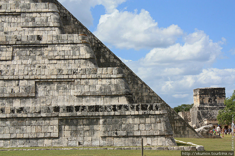Пару раз в год здесь можно наблюдать удивительную игру теней. Пирамида построена таким образом, что создаётся ощущение сползающего с неба змея — одного из богов древней цивилизации. Чичен-Ица город майя, Мексика
