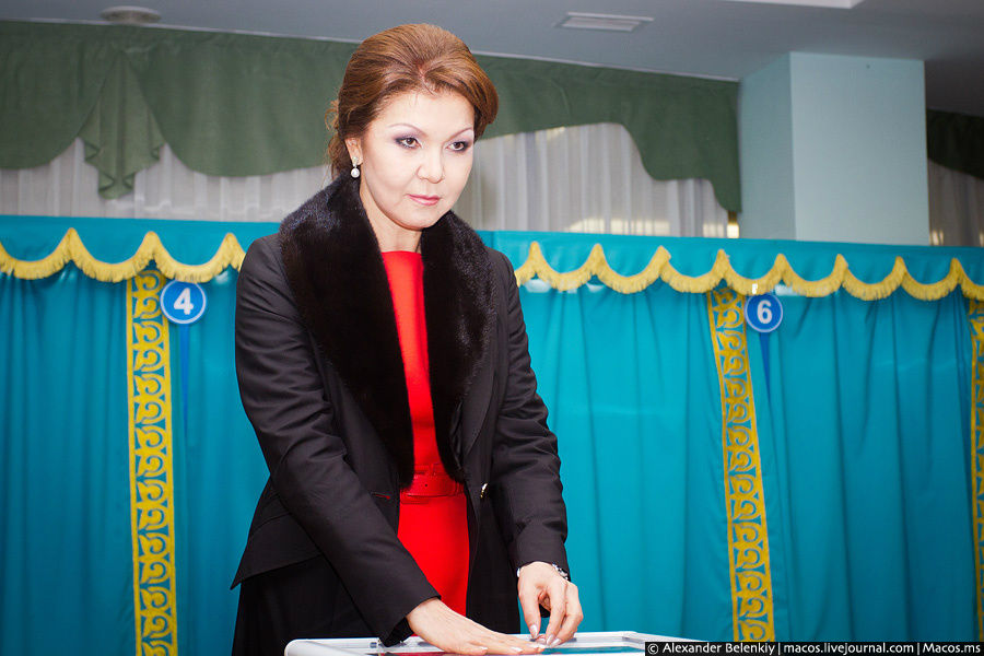 На выборы пришла старшая дочь президента, Дарига. Она тоже баллотировалась в депутаты мажилиса, чтобы быть опорой и поддержкой своему отцу. Акмолинская область, Казахстан