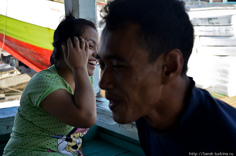 Они молоды, год как стали мужем и женой, счастливы и говорят, что хотят детей. Джакарта, Индонезия