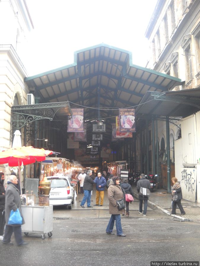 Мясные ряды справа от главного здания рынка