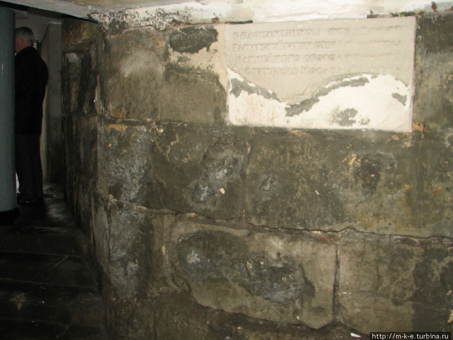 Фрагмент крепостной стены — остатки башни и Варварских ворот Москва, Россия