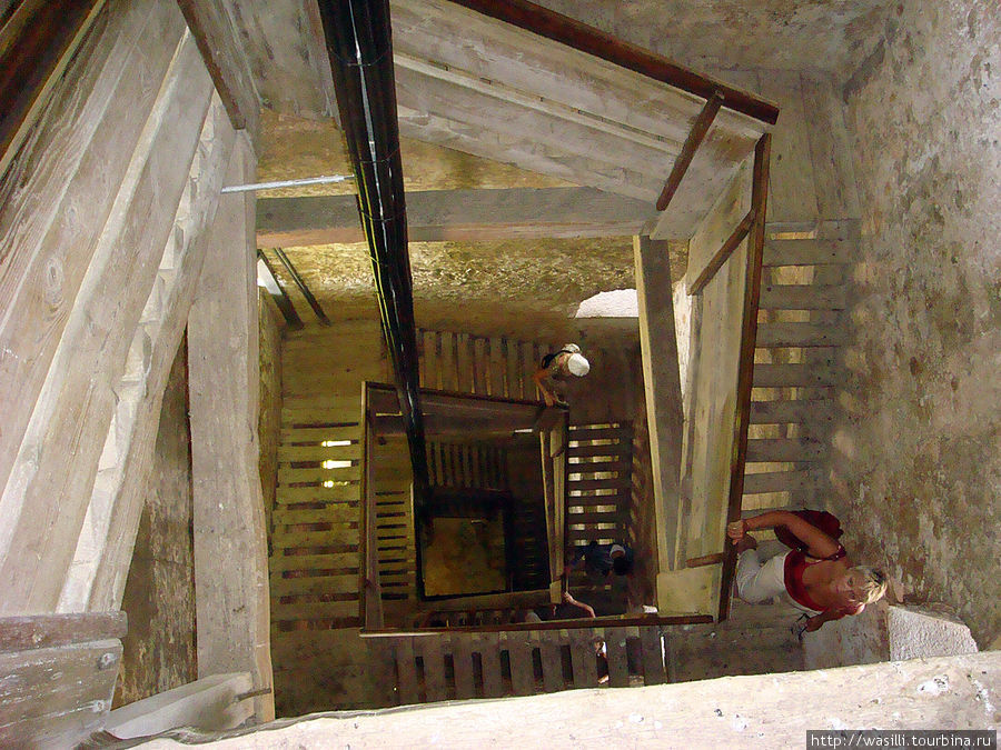 Лестница внутри колокольни собора св. Евфимии. Ровинь, Хорватия