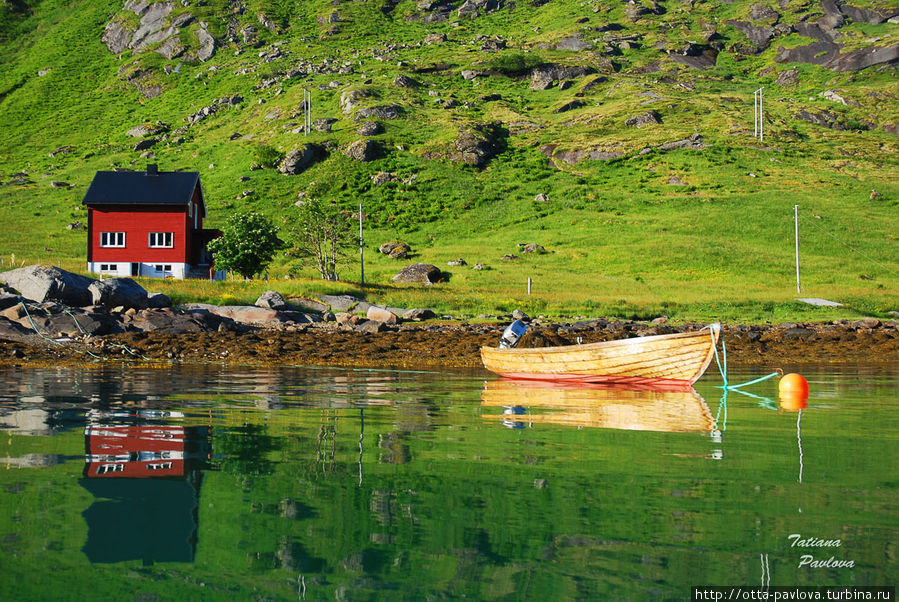 Домик в заливе возле Рейне Острова Лофотен, Норвегия