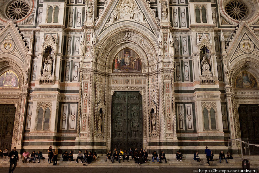 Люди и собор Санта-Мария-дель-Фьоре (он же на заглавной фотографии). Флоренция, Италия