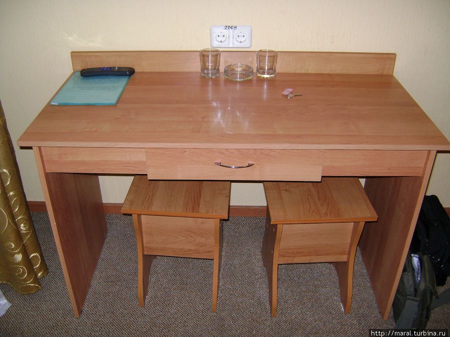 За этим столом я написал свои отзывы о мотеле Смоленская область, Россия