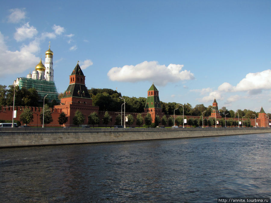 Кремлёвская стена с башнями. Москва, Россия