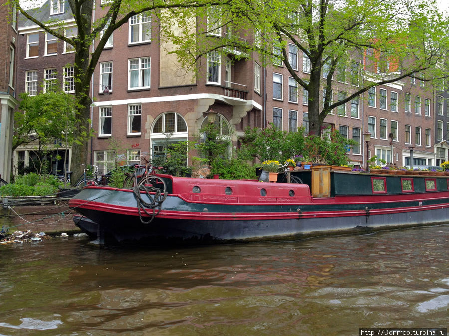 многие люди просто живут в припаркованных судах, заменяющим им дома Амстердам, Нидерланды