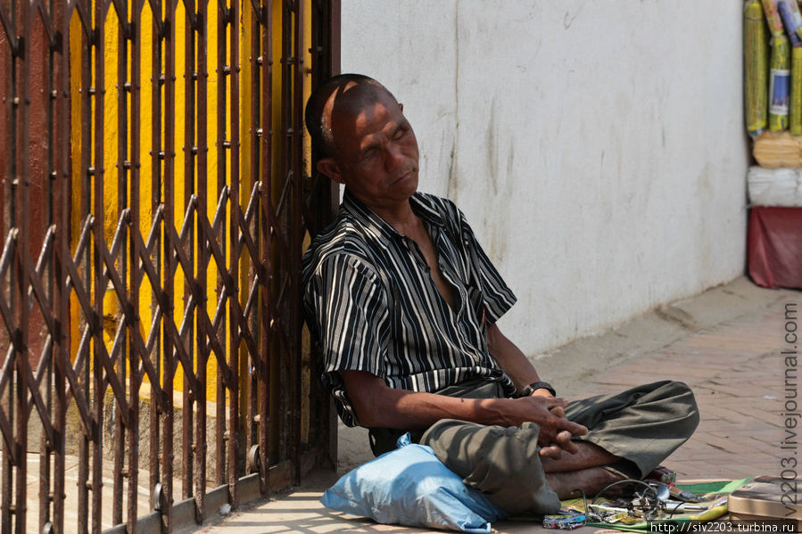спят мужики на улице — сиеста Непал