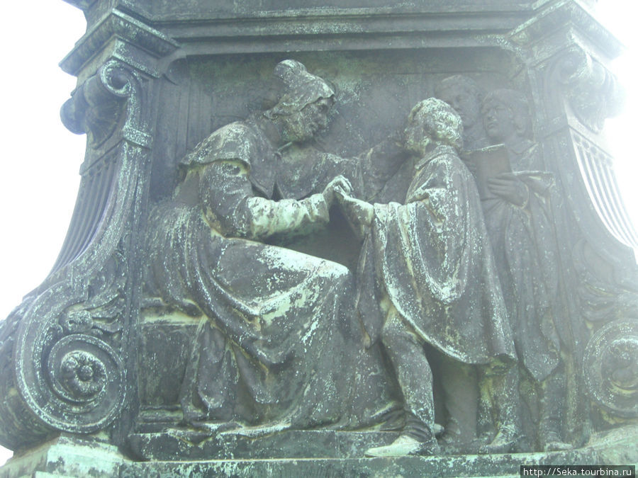 Рельеф, где Лютер изображен мальчиком Айзенах, Германия