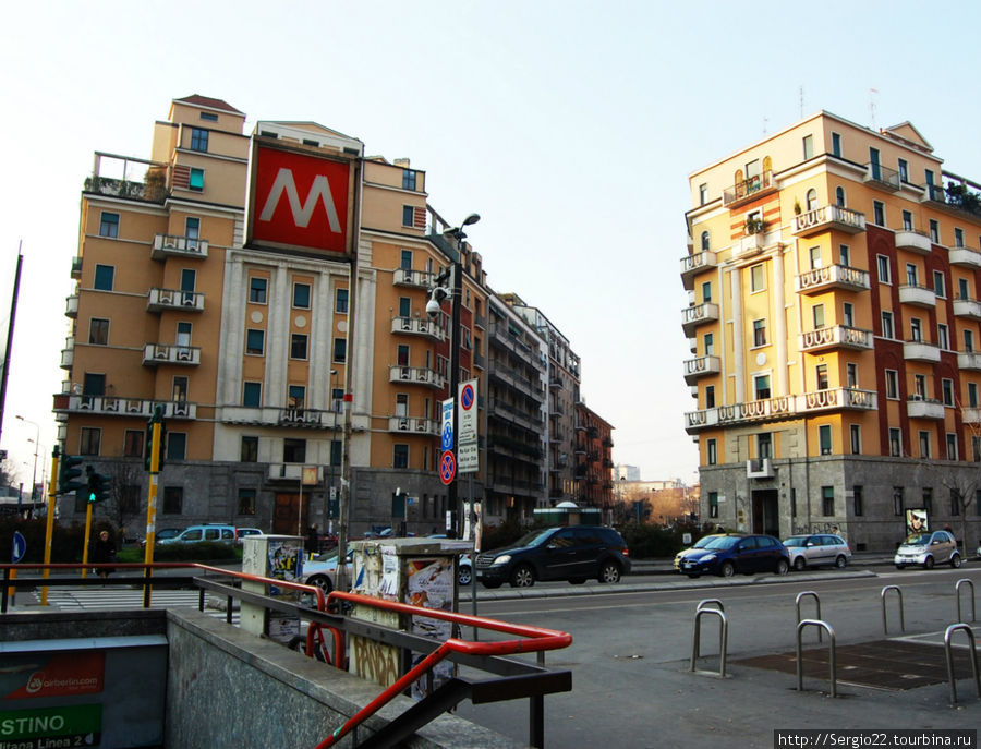 В Милане три линии метро, две из них имеют разветвления. Вот типичный вход в метро и обозначается он белой буквой М в красном квадрате. Милан, Италия