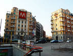 В Милане три линии метро, две из них имеют разветвления. Вот типичный вход в метро и обозначается он белой буквой М в красном квадрате.