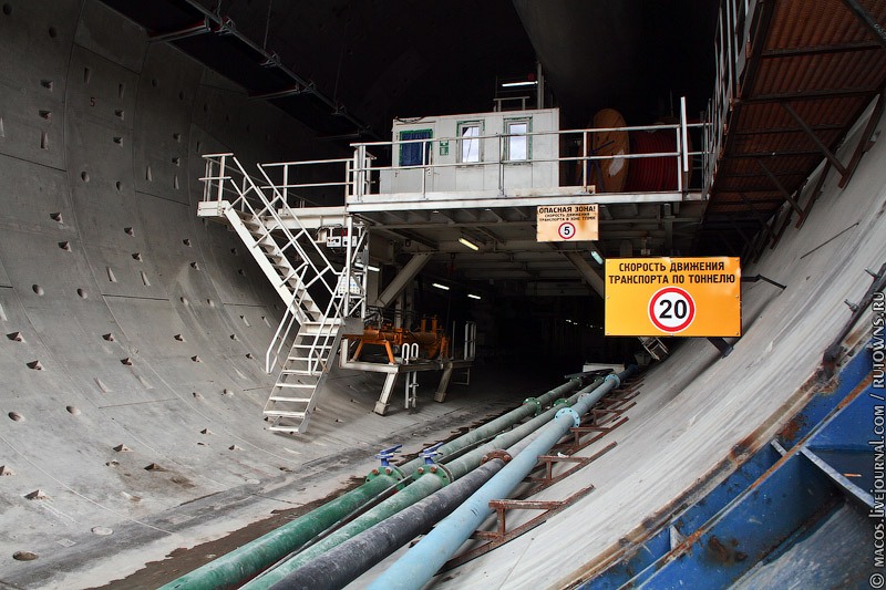 Верхний тоннель железнодорожный, диметром 9 метров. Средний — коммуникационный и эвакуационный. Нижний — автомобильный, 13 метров в диаметре. Туда-то мы и отправились. Сочи, Россия