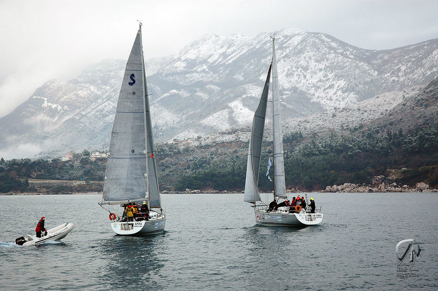 В отсутствии ветра яхты стали еще ближе друг к другу Бар, Черногория