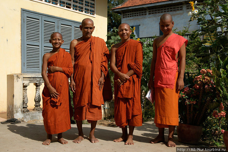 Монахи, монастырь вблизи Kdei Takoy. Камбоджа