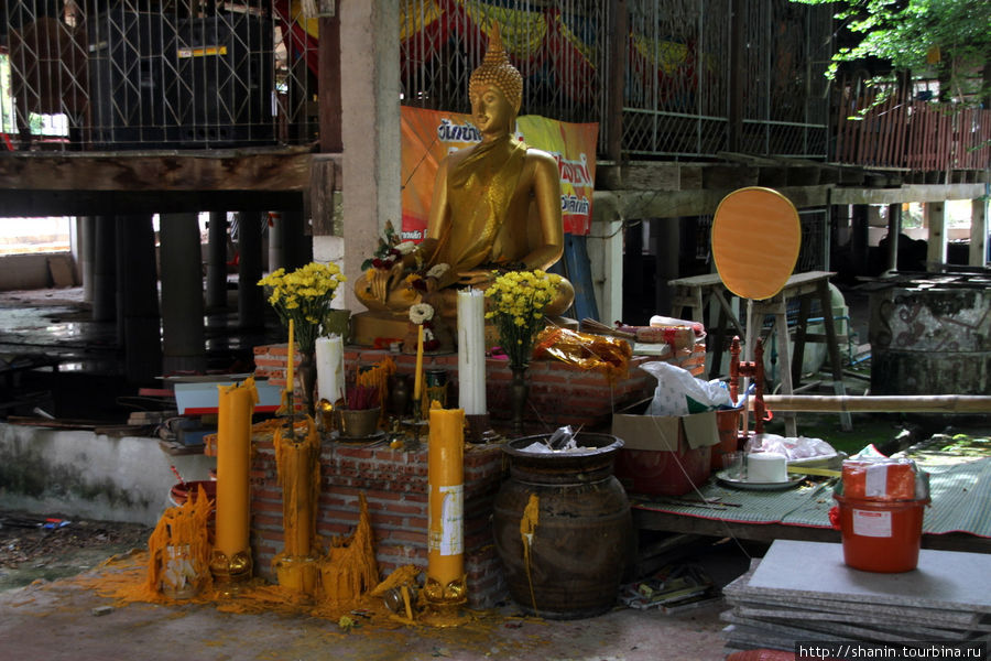 Ват Шри Чум - с заднего входа Сукхотай, Таиланд