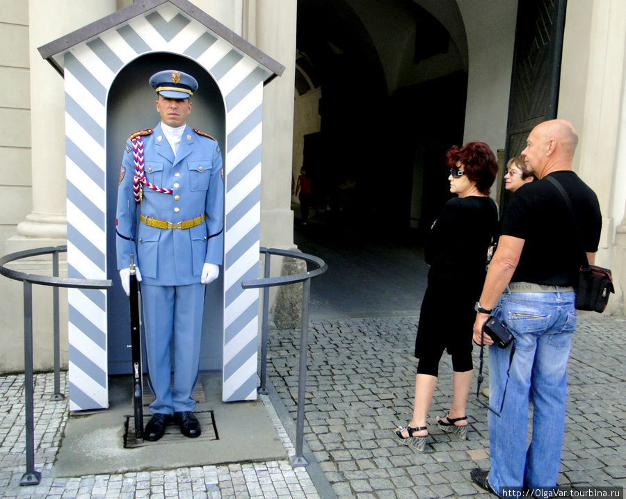Другой вход в Пражский Град. Застыли все — и часовой, и туристы, пытавшиеся дождаться, когда тот проявит признаки жизни Прага, Чехия
