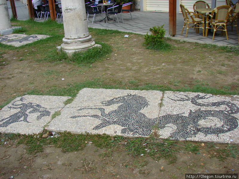 Остатки мозаики древних греков можно найти прямо под ногами на обычной улице Дуррес, Албания