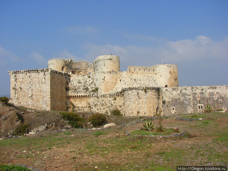 Крепость Крак де Шевалье построена на вершине 650 метровой горы Хаваш, Сирия