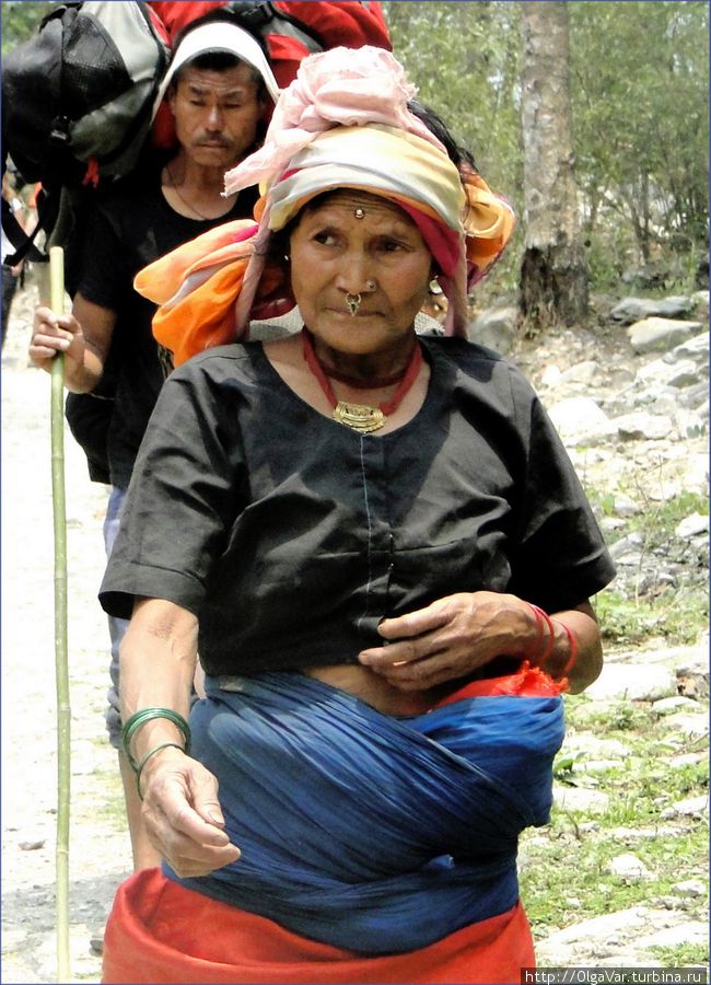 Иногда костюм дополняется «чоло» — укороченной кофтой на застежке. Причем, последние пуговицы непалки не застегивают, оставляя небольшую полоску, через которую просматривается голое тело. Совсем как у нас. И возраст не имеет значения Зона Гандаки, Непал