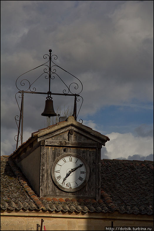 главными атрибутами муниципалитета являются часы и колокол Педраса, Испания
