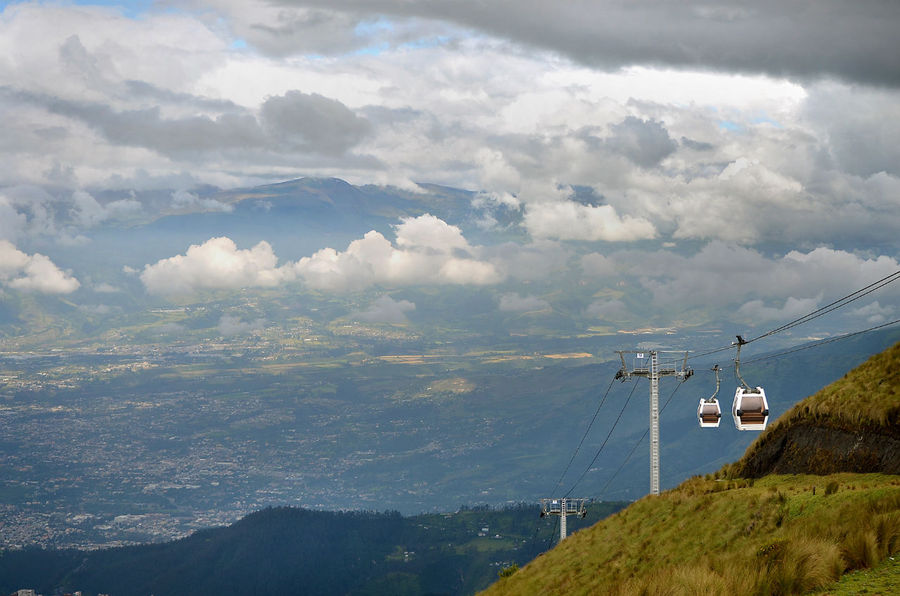 … или считать кабинки ни на секунду не останавливающегося Телеферико… Кито, Эквадор