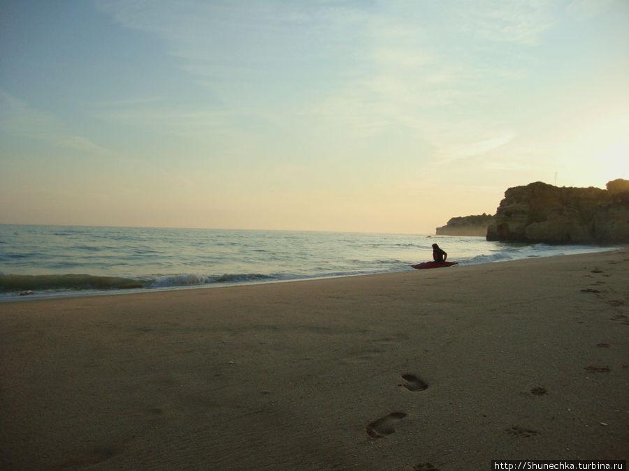 Это закат. Солнца не видно, пляж опустел, а для некоторых развлечения только начинаются. Регион Алгарве, Португалия