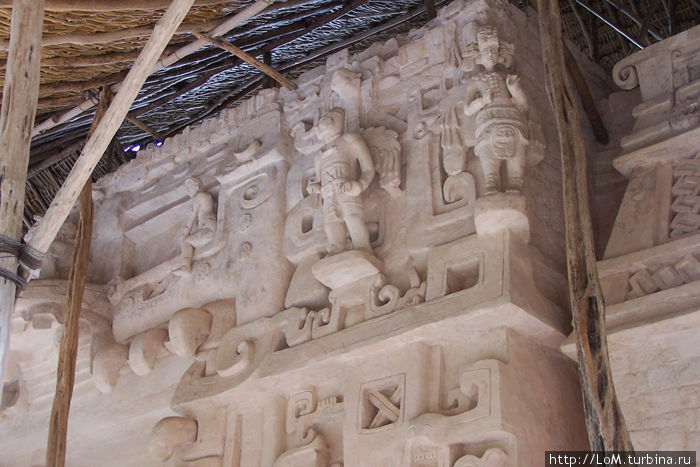 La Torre. Искусно сделанные фигуры человека покрывают верхнюю часть пасти монстра. Эк-Балам, Мексика