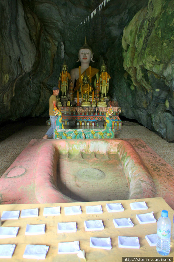 Отпечаток Ступы Будды в Слоновьей пещере Ванвьенг, Лаос