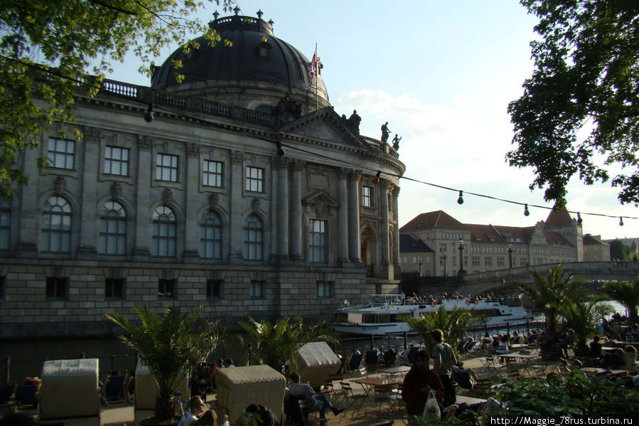 На набережной Шпреи проводят выходные огромное число берлинцев и гостей города Берлин, Германия