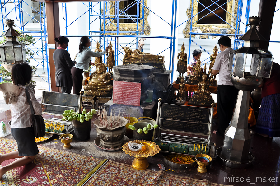 Рядом есть точная копия Лежащего Будды только в уменьшеном масштабе. Бангкок, Таиланд