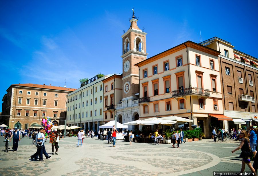 Piazza Tre Martiri (Тре Мартири) — знаменитая и очень древняя площадь в Римини. Ее основание восходит к 200-м годам до нашей эры. Здесь, во времена Римской империи располагался городской форум — место собраний жителей Римини для решения важнейших вопросов. Здесь же перед своими войсками произносил речь великий полководец Юлий Цезарь. Римини, Италия