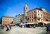 Piazza Tre Martiri (Тре Мартири) — знаменитая и очень древняя площадь в Римини. Ее основание восходит к 200-м годам до нашей эры. Здесь, во времена Римской империи располагался городской форум — место собраний жителей Римини для решения важнейших вопросов. Здесь же перед своими войсками произносил речь великий полководец Юлий Цезарь.