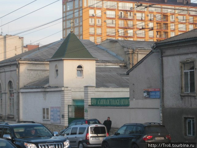 Церквушка с башенкой на фоне гиганта Кишинёв, Молдова