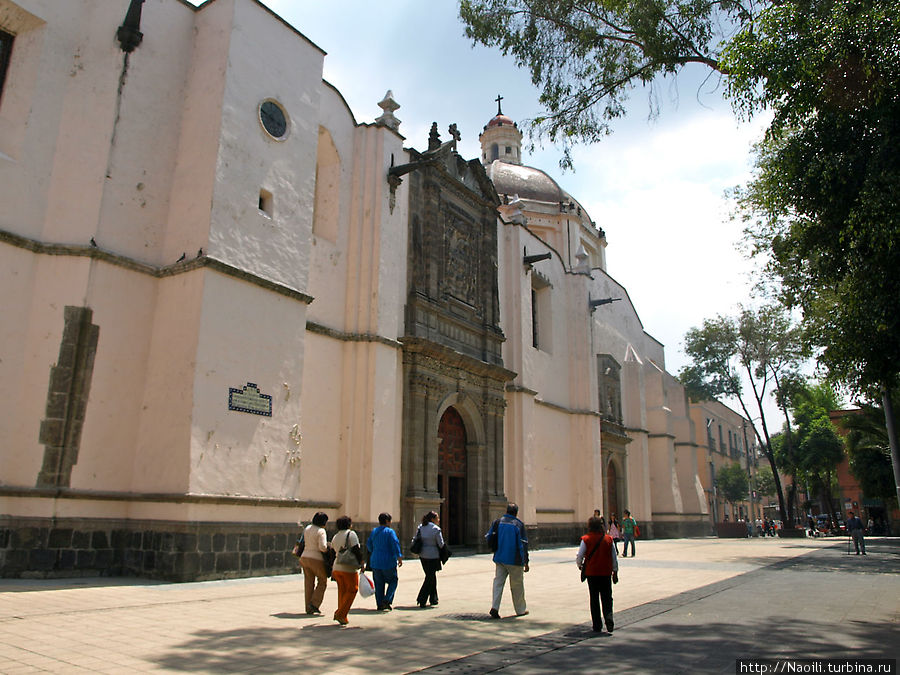 Эта небольшая площадь с  зеленым сквером напротив называется Регина в честь храма Регины 18 века Мехико, Мексика