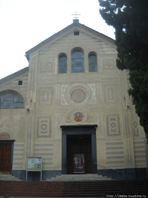 Фасад церкви как он есть Рапалло, Италия
