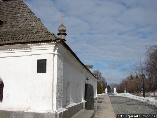 Трапезная церковь Иоанна Богослова. Аллея от Экономических ворот в сторону парка Владимирская горка Киев, Украина