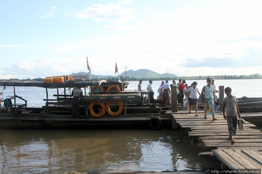 На пароме через реку Чиндвин Монива, Мьянма
