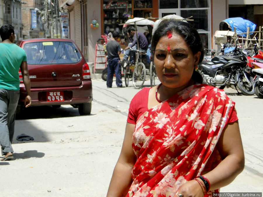 Почти все женщины в Катманду радовали глаз: яркие, наряженные, с подведенными глазами независимо от возраста Катманду, Непал