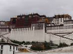 В городе Лхаса (Тибет) расположился один из самых красивых дворцов мира – дворец Потала.