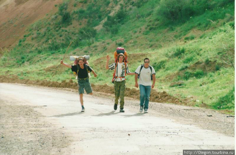 Начинается прогулка с широкой дороги, которая постепенно превращается в узкую горную тропку Чимган, Узбекистан