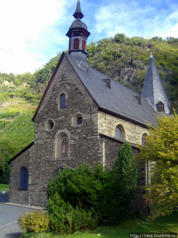 Вдоль Рейна очень много небольших городков. Церковь в одном из них (2011г.) Земля Рейнланд-Пфальц, Германия
