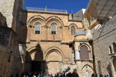 Фасад Храма Гроба Господня — типичное произведение романской архитектуры 12 века.