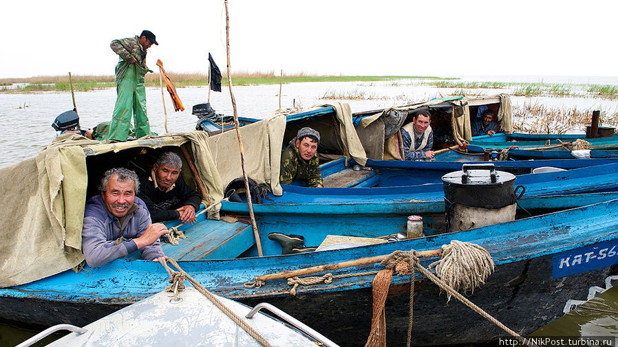 Рыбаки во время путины неделями живут на воде, в своих лодках – бударах Атырауская область, Казахстан