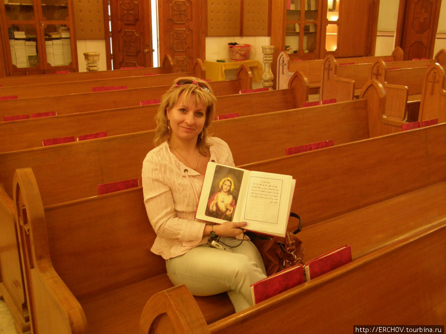 В спинках сидушек  вложена книга с молитвами. Багдад, Ирак