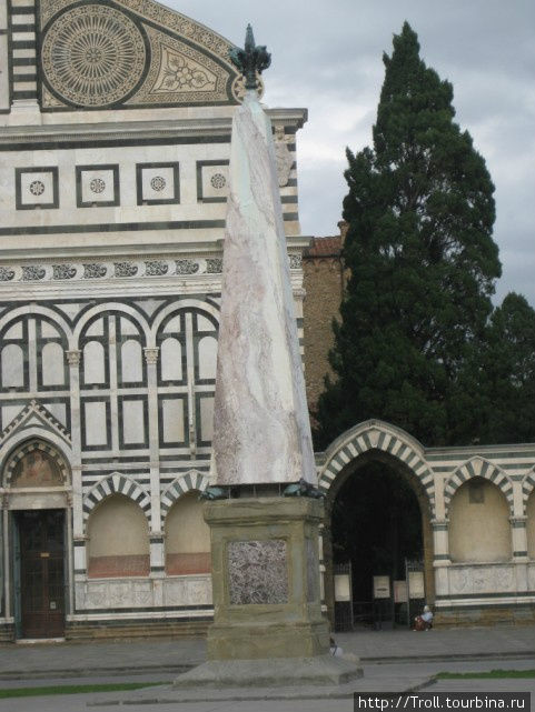Обелиск с одной стороны церкви Флоренция, Италия