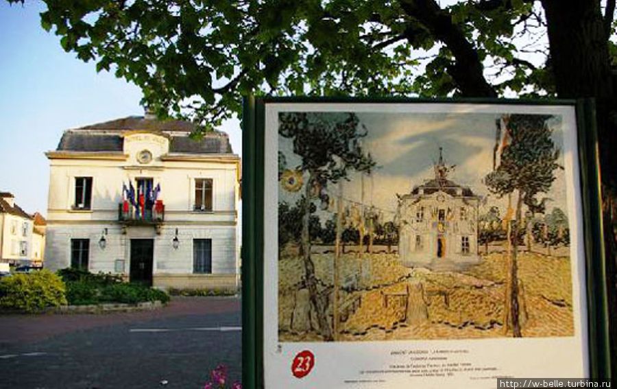Здание мэрии Овера, рядом стенд с репродукцией картины Ван Гога. Овер-сюр-Уаз, Франция