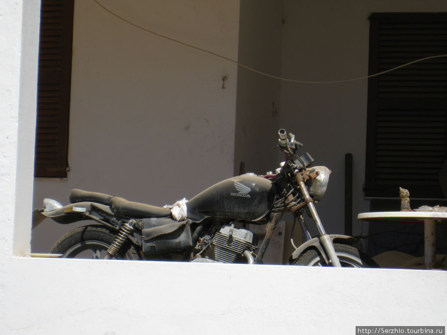 Вот такой вот мотоцикл стоял во дворе одного из домов.