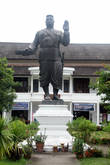 Памятник королю Сасавонгу на территории Королевского дворца