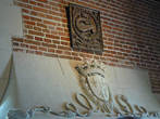 Лепные украшения в виде веревок символизируют орден францисканцев. На деревянном панно изображена саламандра — герб Франциска I.